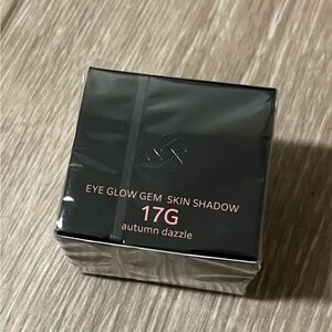 Cosme Decorte Eye Glow Gem 17G Autumn Dazzle
Glossy Eye Color Eyeshadow